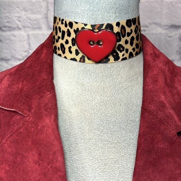 Handmade Mobwife Style Leopard Print Choker with Red Heart Pendant - Picture 5 of 10